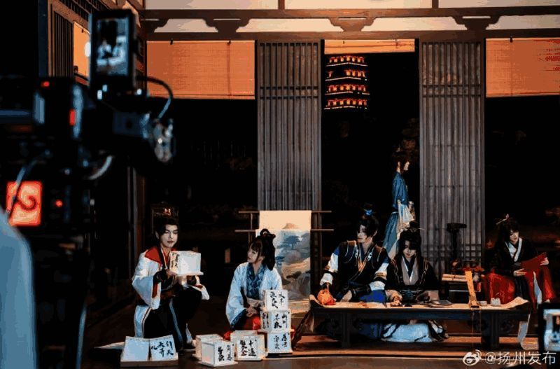 绣衣楼河灯祈福夜活动现场布置精美，充满古风氛围