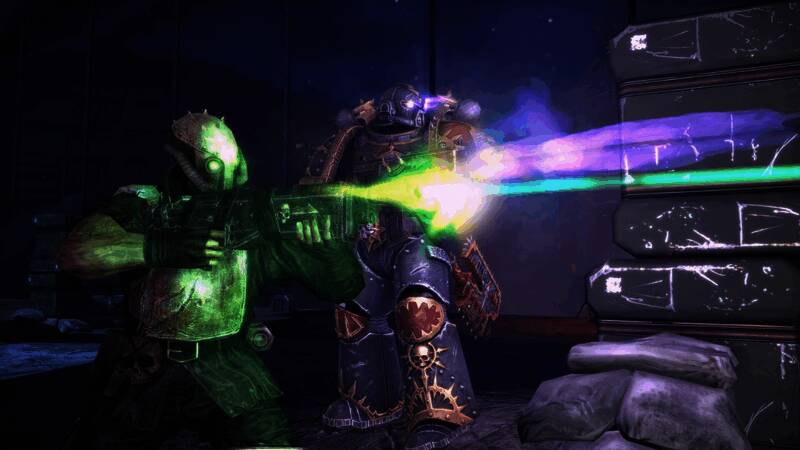 泰特斯上尉手持链锯剑与敌人近身搏杀的激烈战斗画面