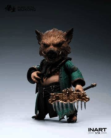 人物站立于地台之上，整体造型协调美观