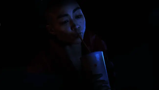 尼尔·德鲁克曼接受采访现场，神情专注且自信