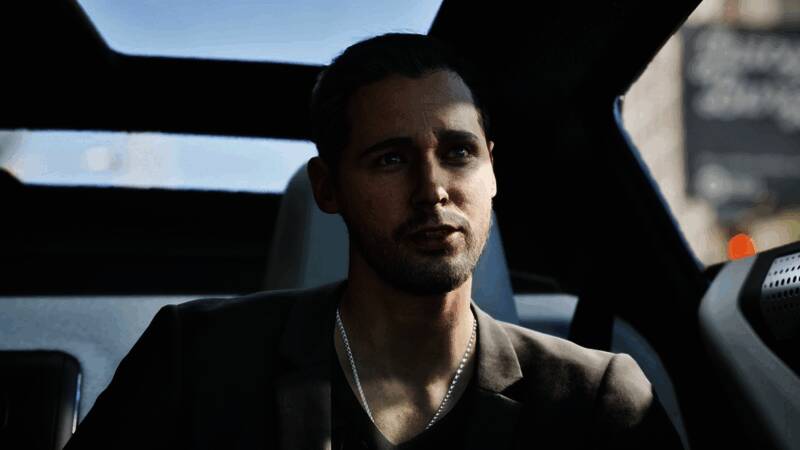 主角在昏暗环境中潜行，背景可见闪烁的全息投影设备