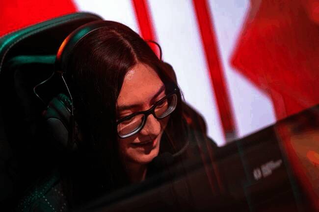 社交媒体截图显示网友对拳头游戏处理方式的不满评论