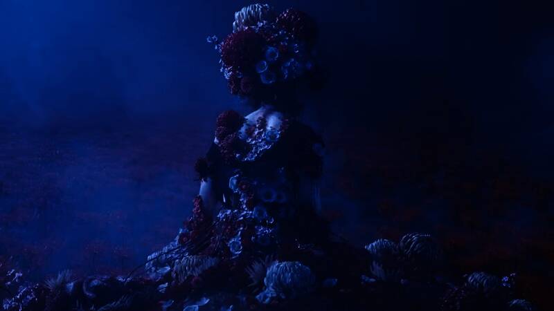 《寂静岭f》怪物概念图，一只扭曲的怪物从浓雾中现身