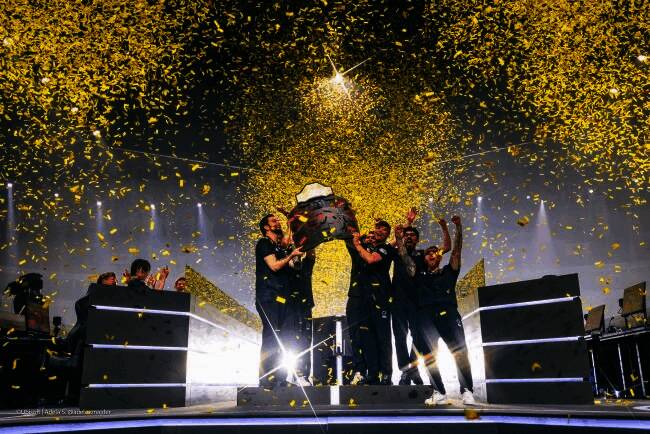 Furia战队在比赛中专注操作，现场观众热情高涨