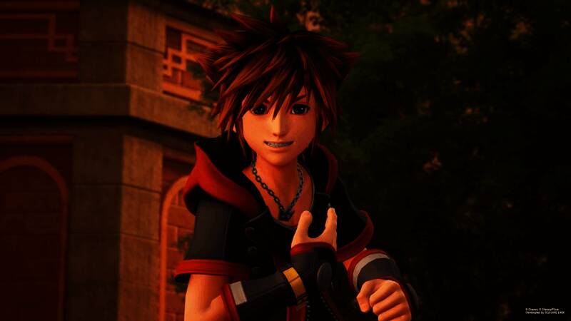 下村阳子正在工作室作曲，身后是《王国之心》系列海报墙