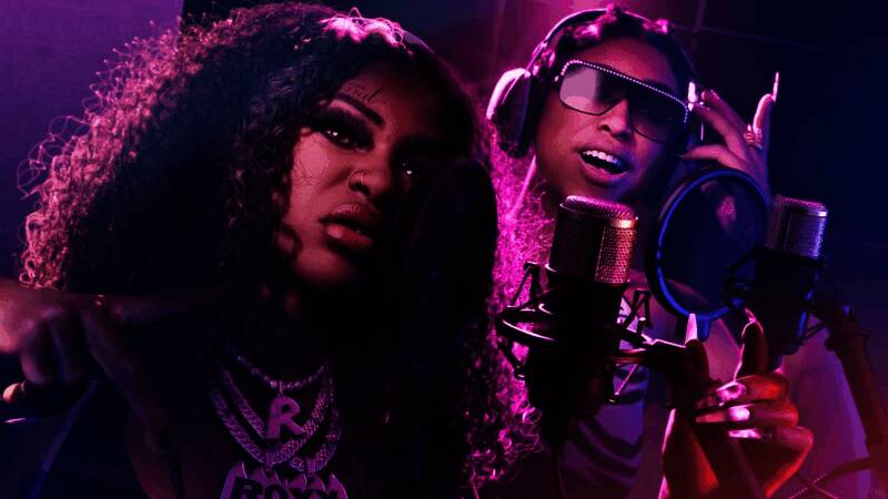 Take-Two CEO Strauss Zelnick在采访中神情自信，背景为公司标志与《GTA6》宣传图