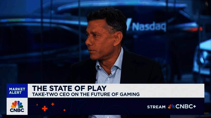 R星工作室内部工作场景，团队成员正在专注讨论游戏设计细节