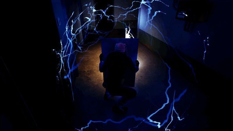 一面破碎的镜子映射出扭曲影像，周围布满电线和破损设备