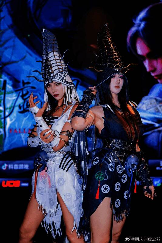 两位Coser身穿黑白无常服饰，造型精致、细节考究，展现东方鬼神美学