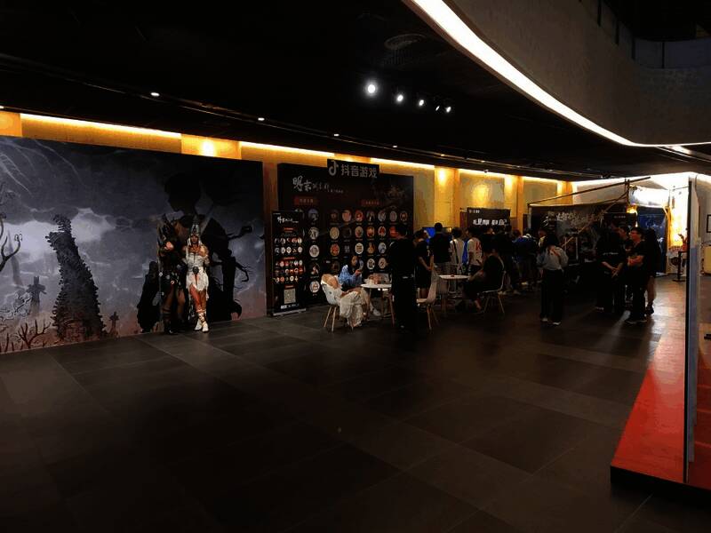 试玩区人头攒动，而Coser周围空旷，形成鲜明对比