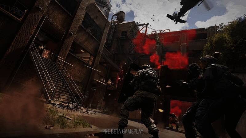 Clash干员手持新型盾牌进行战术部署，背景为被炸毁的墙体与烟雾特效