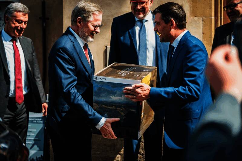 《巫师2》典藏版赠礼历史画面，展现游戏与政治的跨界互动