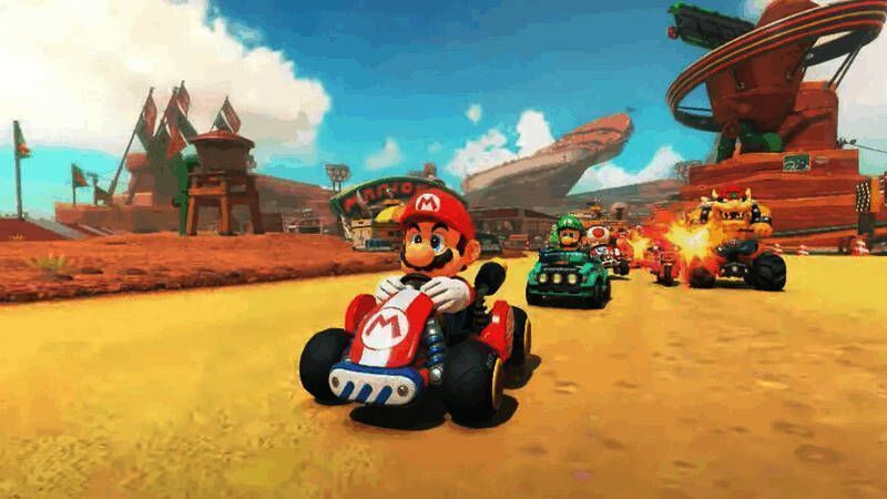 吉田修平在Gamescom Latam活动上的发言现场，背景为大型游戏展板