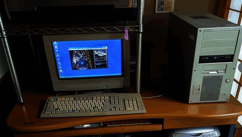 一台使用超过20年的老式电脑，摆放于桌面上，外观略显陈旧但仍整洁