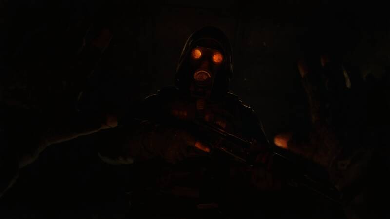 《潜行者2：切尔诺贝利之心》游戏场景截图，废墟中角色手持武器警惕前行