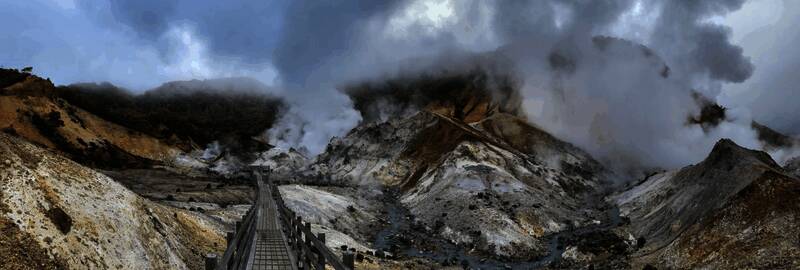 夕阳下拍摄的稻田与远山构成一幅绝美画卷