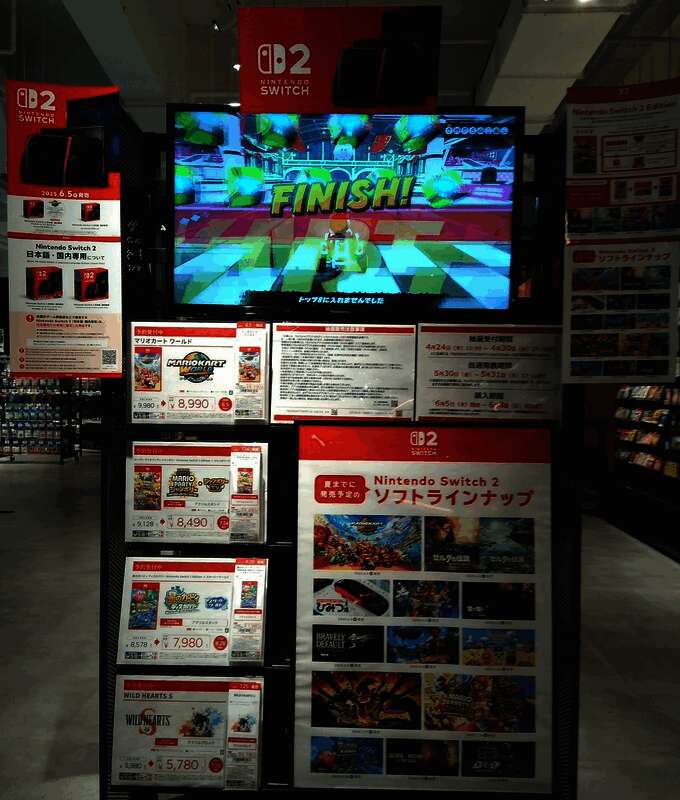 展示柜中摆放着多个知名IP的Switch 2版游戏包装盒，包括马里奥系列和咚奇刚系列