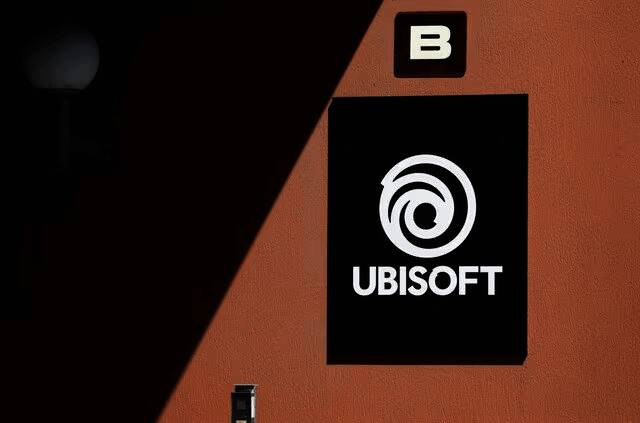 育碧股价大幅下跌图表，红色箭头标出剧烈波动趋势