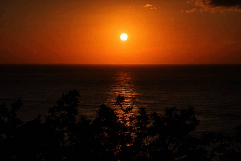 羊蹄山全景图，展现其被誉为‘虾夷富士’的独特轮廓