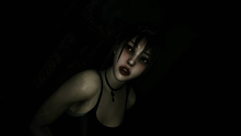 琳达手持手机在昏暗环境中紧张对峙怨灵的场景，气氛压抑诡异