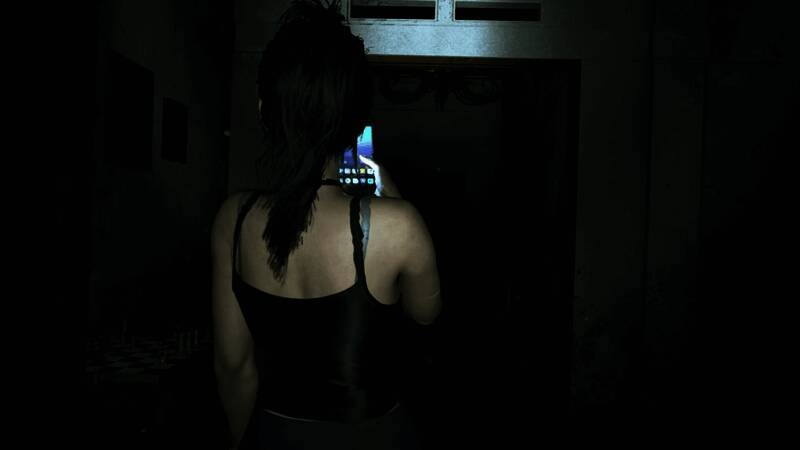 琳达穿梭于破败建筑之间，身后隐约可见幽灵般的影子缓缓靠近