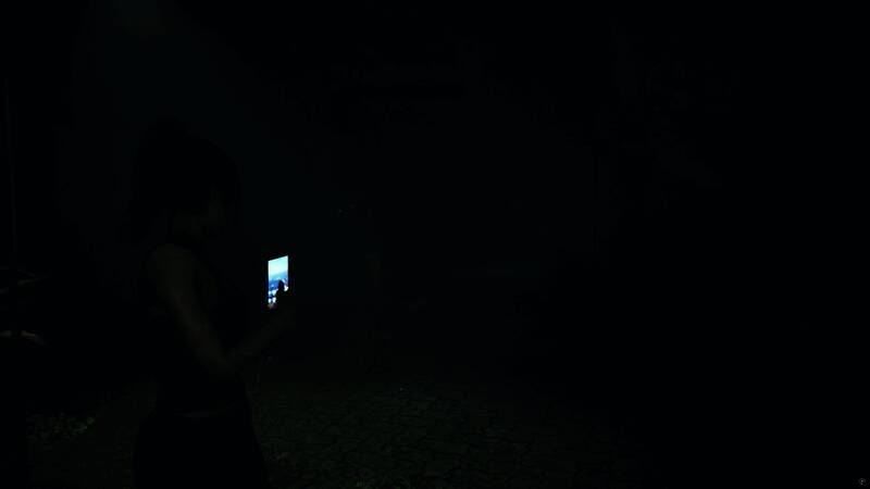 琳达换上不同风格的服装，在黑暗环境中显得格外引人注目