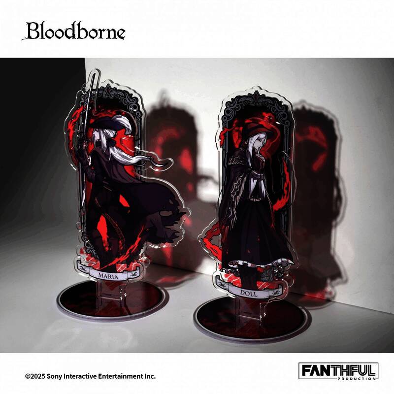 《Bloodborne》人偶与玛利亚亚克力立牌展示，背景为满月与钟塔