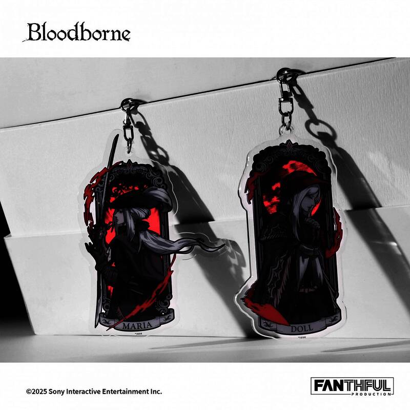 《Bloodborne》人偶与玛利亚亚克力挂件套组展示，背景为维多利亚风格画框