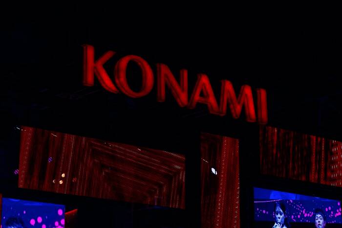 科乐美街机游戏宣传视觉图，展现未来街机设备概念设计