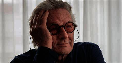 悉尼电影节标志与活动预告画面，蓝色光效环绕，呈现未来感氛围