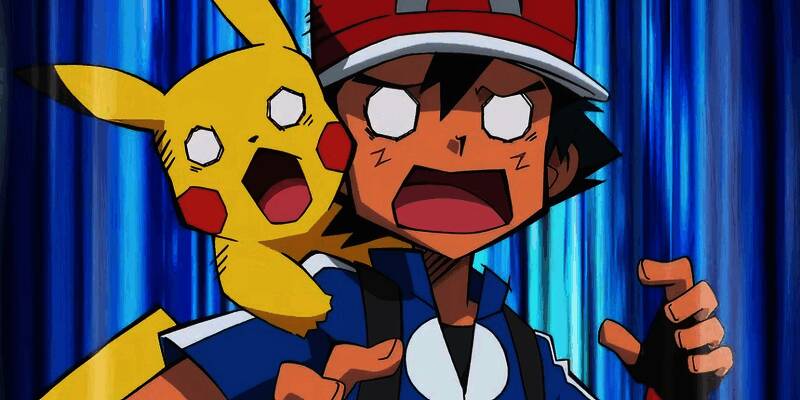 警方在行动中查获的大量宝可梦卡牌，部分带有评级封套和原始标签