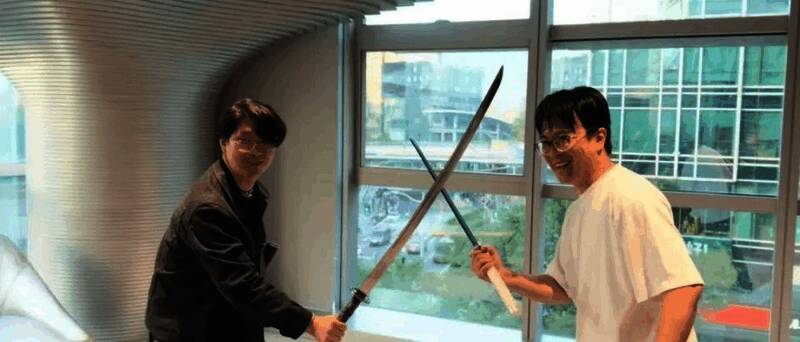 金亨泰翻阅灵游坊提供的《影之刃零》概念设定册，神情专注