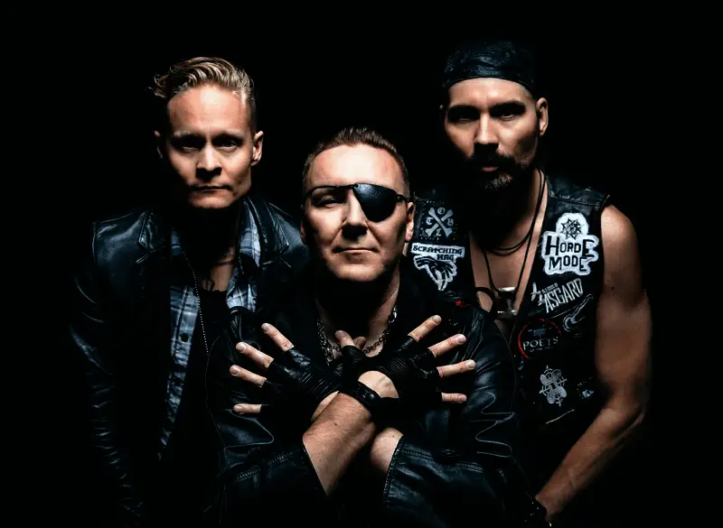 游戏场景展示神秘氛围，充满Remedy标志性光影特效