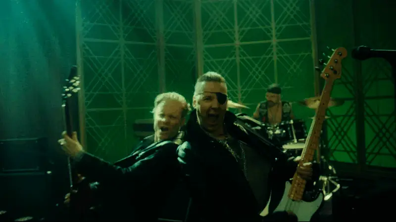 角色战斗动作细节展现，紧张激烈的枪战场面