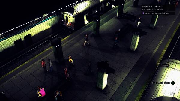 夜色下主角站在警戒线外凝视案发现场，雨水打湿了他的制服与帽檐