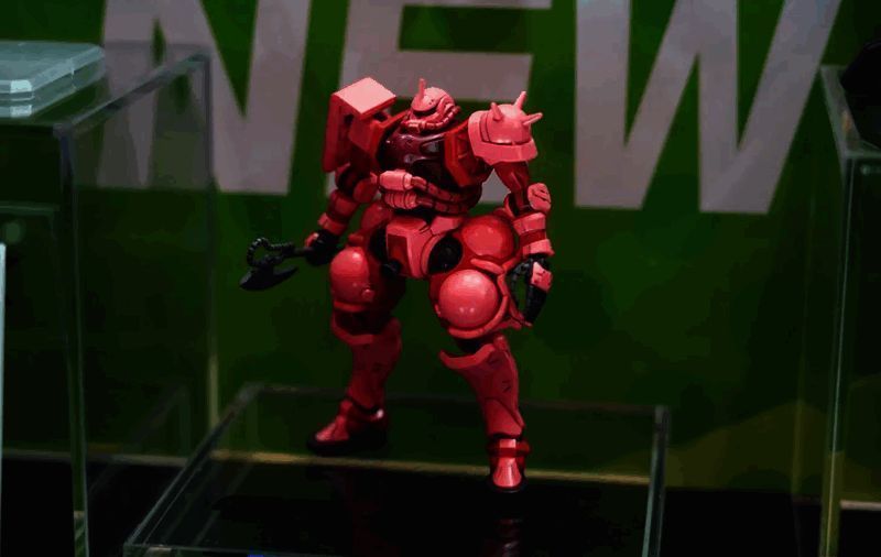 模型完成品摆拍展示，搭配背景呈现战场氛围，姿态动感十足