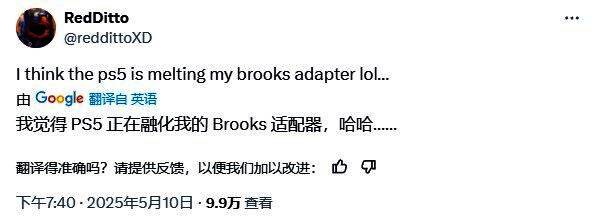 选手RedDitto在比赛中神情紧张，手握控制器面对屏幕