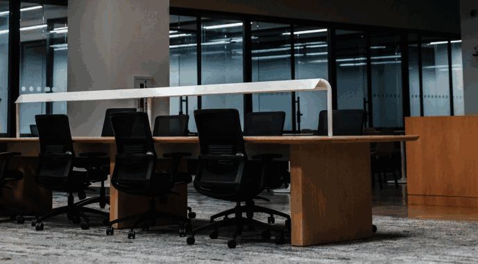 微软高层会议现场，多位高管正在讨论文件