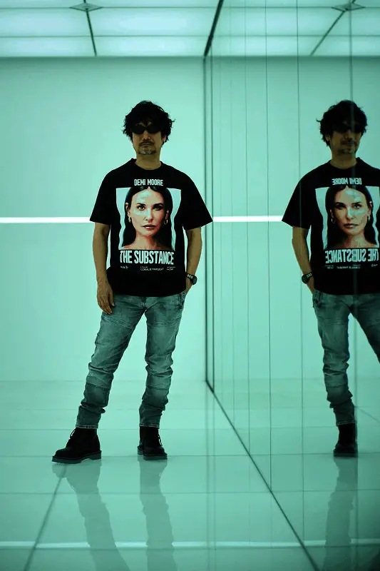 《某种物质》联名T恤正面图案展示，呈现电影中角色的分裂状态