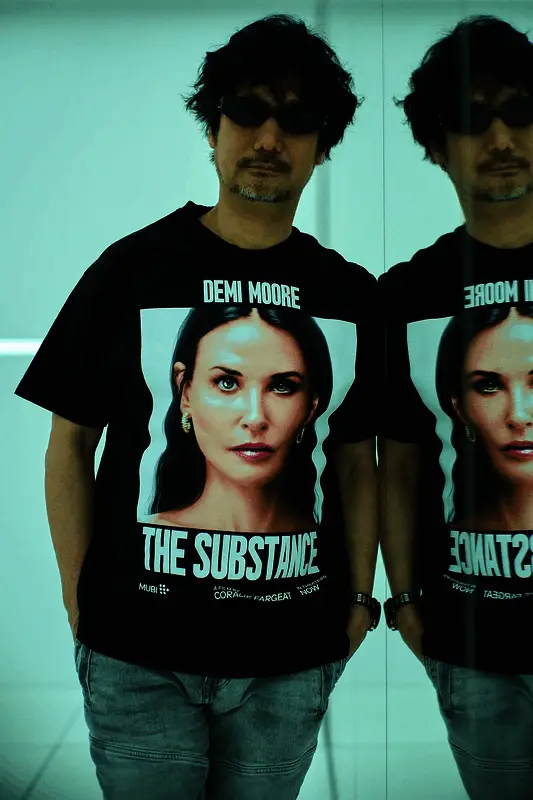 另一款T恤背面细节特写，印有电影标题及经典台词