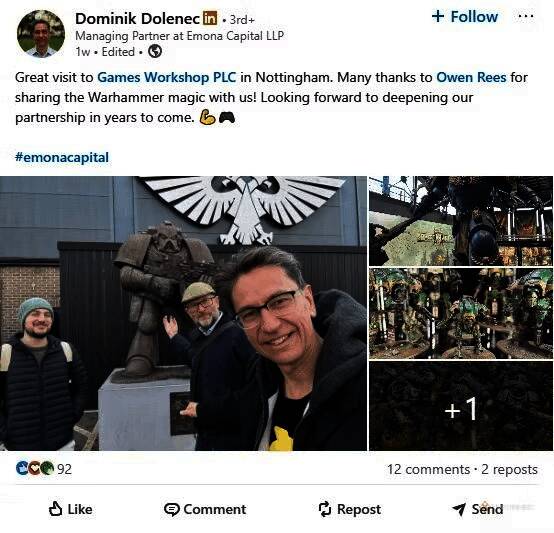 Dominik Dolenec身着印有Relic字样的文化衫，站在标志性星际战士雕像前合影