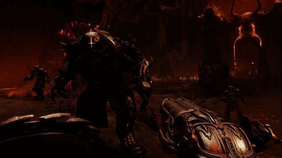 《毁灭战士：黑暗时代》中“盾锯”武器使用场景，展现其攻防一体的特性