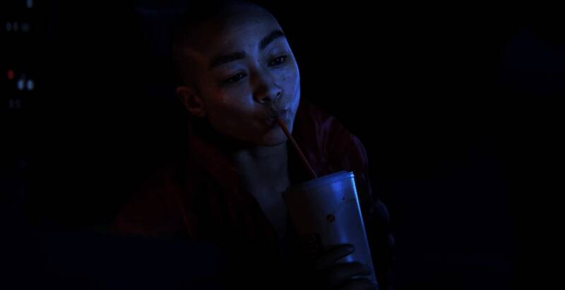 塔蒂·加布里埃饰演的乔丹·A·蒙角色定妆照，身穿未来风格战斗服，头部剃光展现硬朗形象