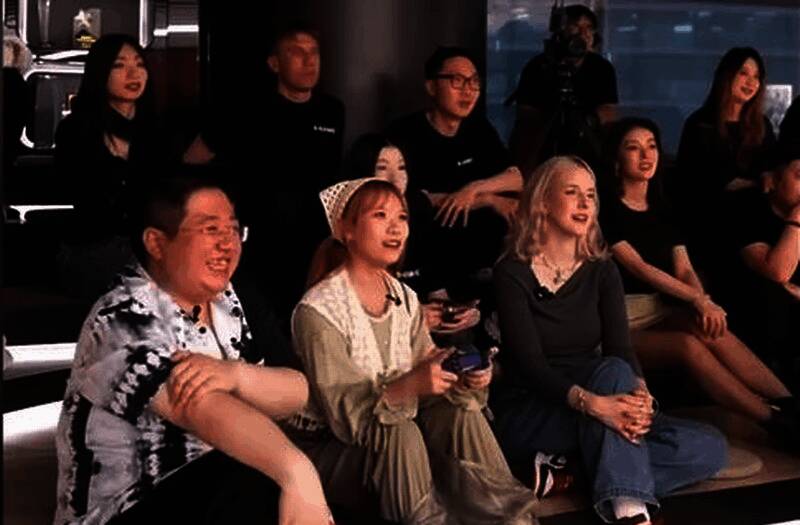 《影之刃零》主播试玩现场画面，几位主播正专注操作角色进行战斗