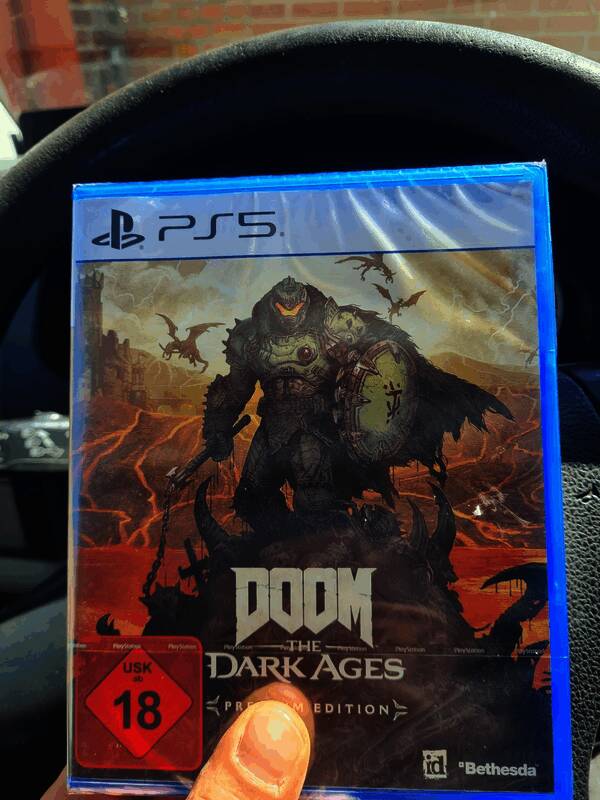 《毁灭战士：黑暗时代》实体版封套及内部组件展示