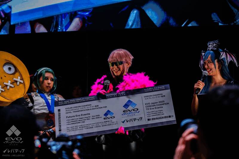 Coser @amh_cos身着华丽服饰登台表演，赢得全场掌声