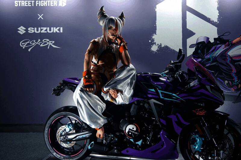 大屏幕实时显示激烈对战画面，观众屏息凝神观看