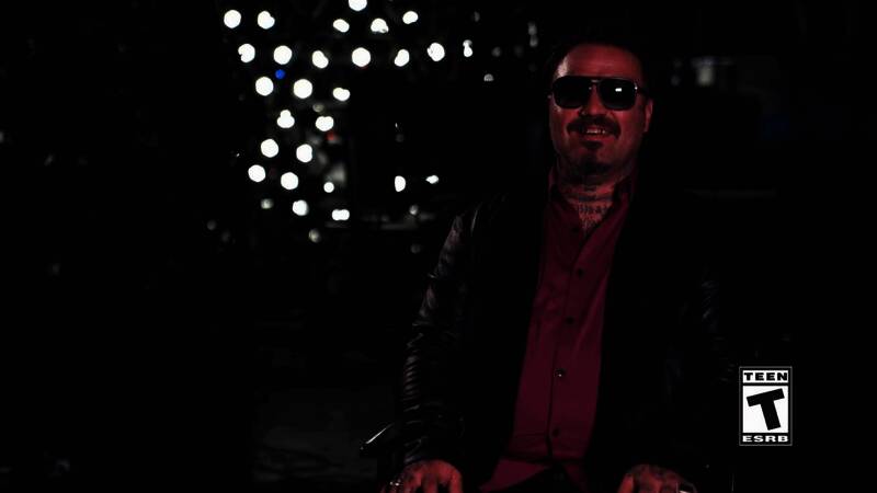 班姆·玛吉瑞与托尼·霍克在滑板公园中同框的画面，两人笑容满面正在进行滑板互动