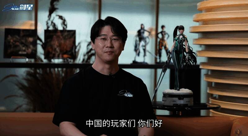 《星刃》游戏宣传图，主角手持武器，背景为科幻风格城市