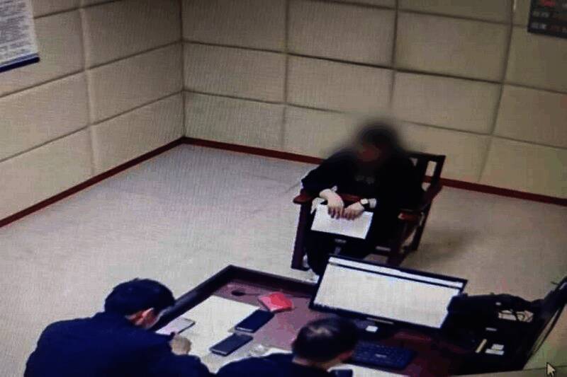 警方调取监控画面，一名黑衣男子正在仓库内活动